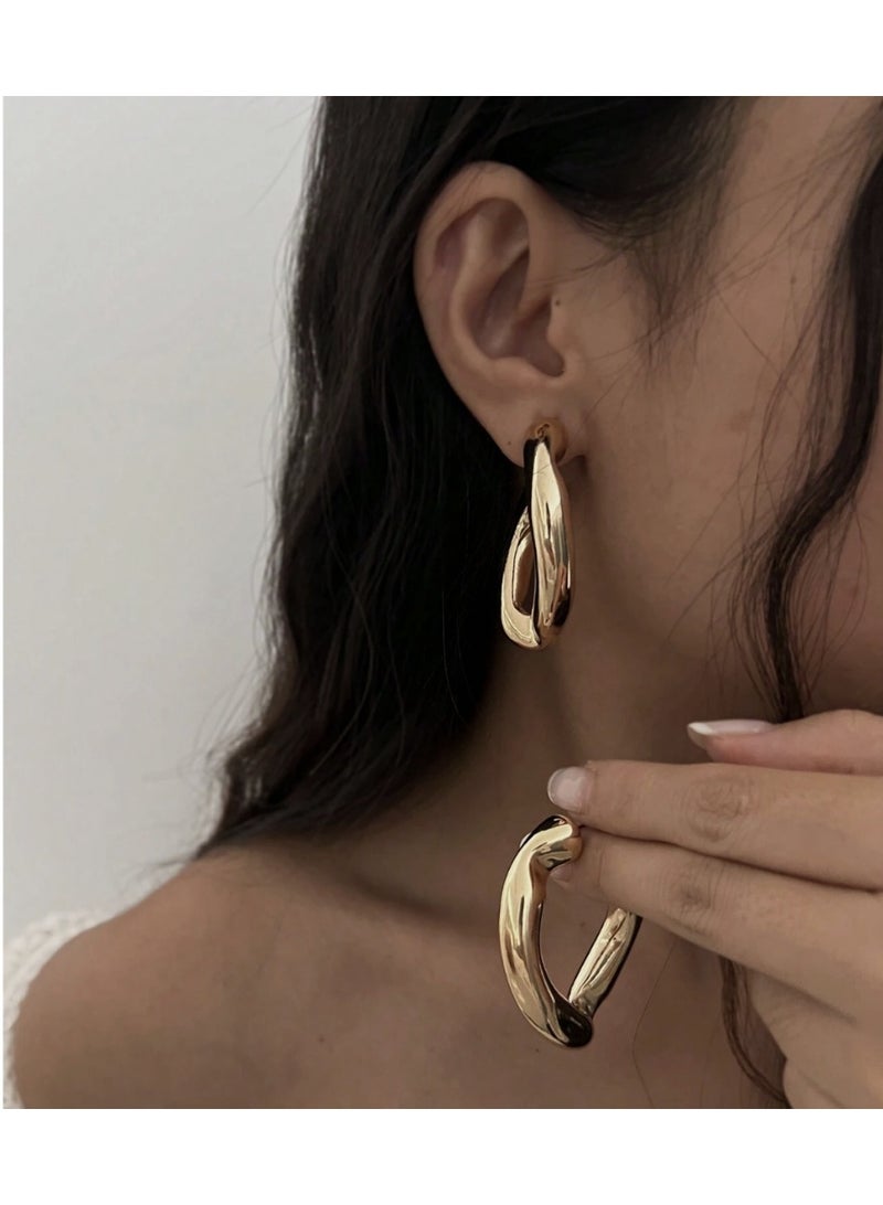 ڤيا أقراط نسائية مميزة بتصميم منحني فريد يمنحك إطلالة راقية ولافتة، مناسبة للإطلالات اليومية والمناسبات. - Image 3